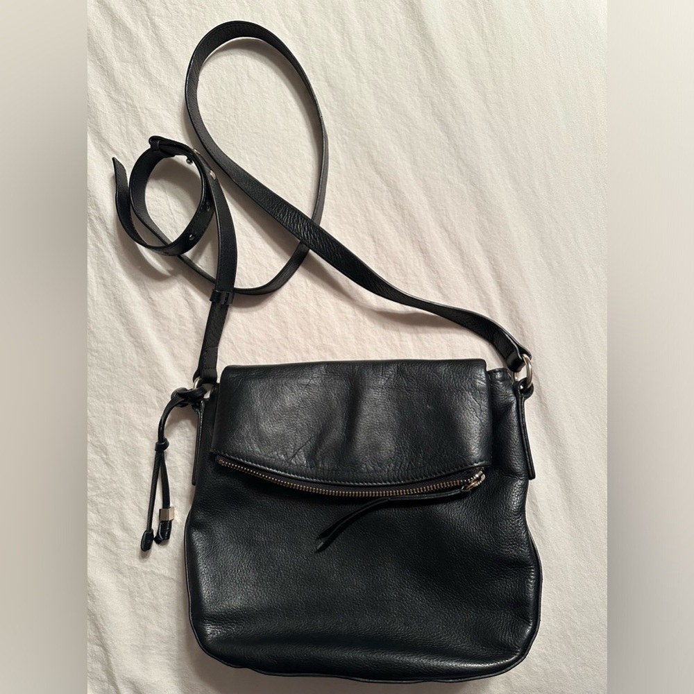 Vince Camuto black leather body-cross purse gorgeous design easy to carry